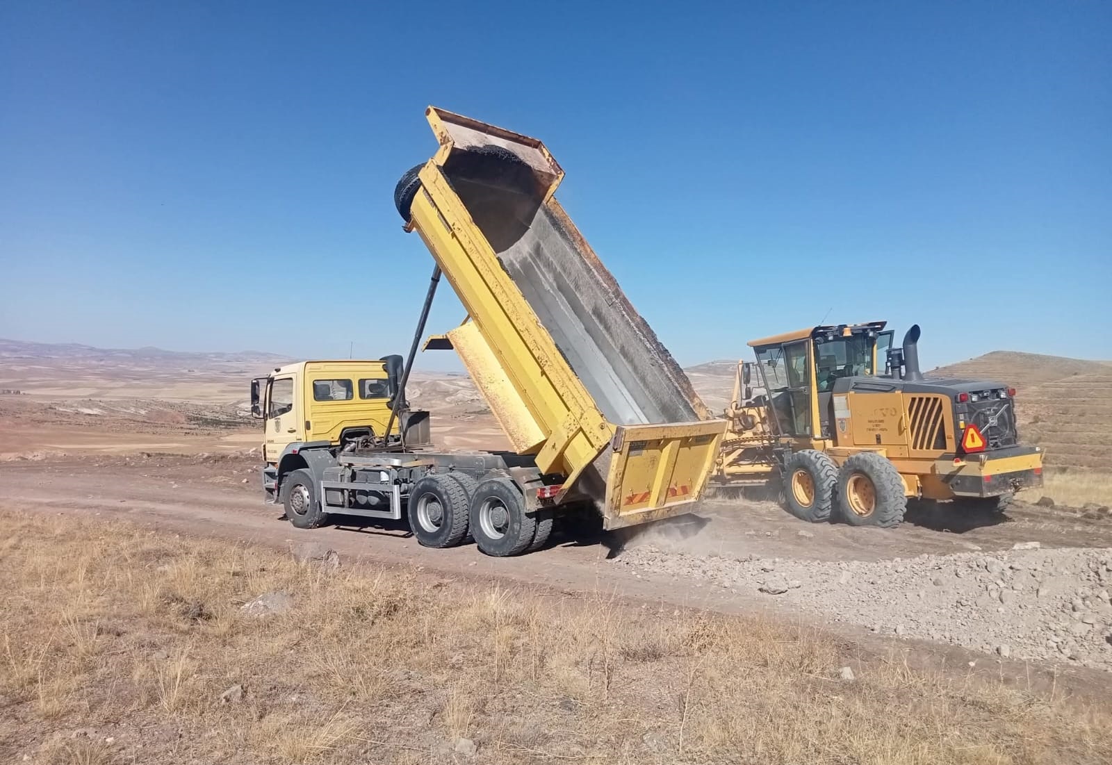 Altınyayla’da Arazi Yolu  Onarım Çalışmaları Başladı