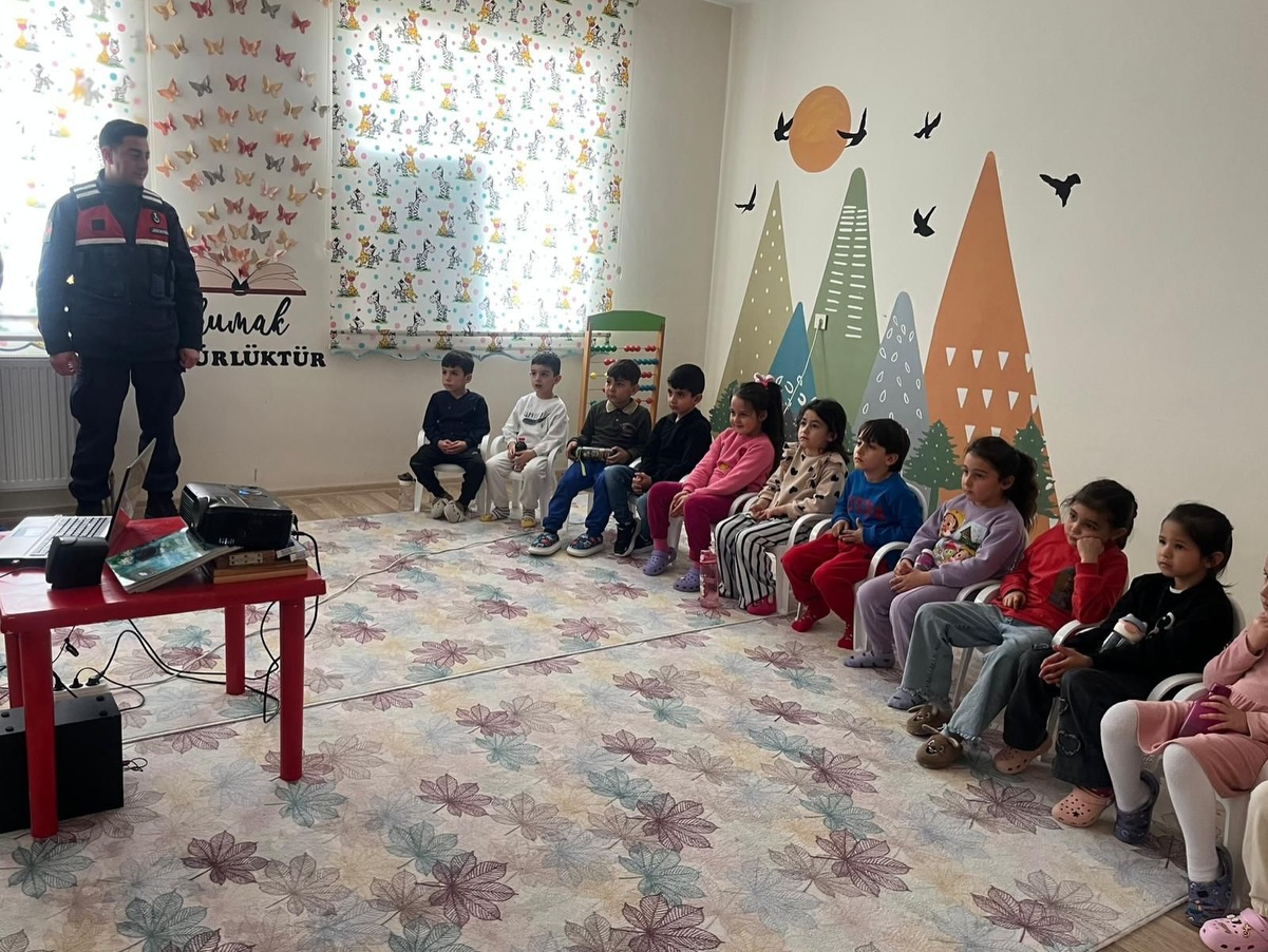 Altınyayla’da Minik Öğrencilere Jandarma Şefkati: Geleceğin Kahramanları Teşkilatla Tanıştı