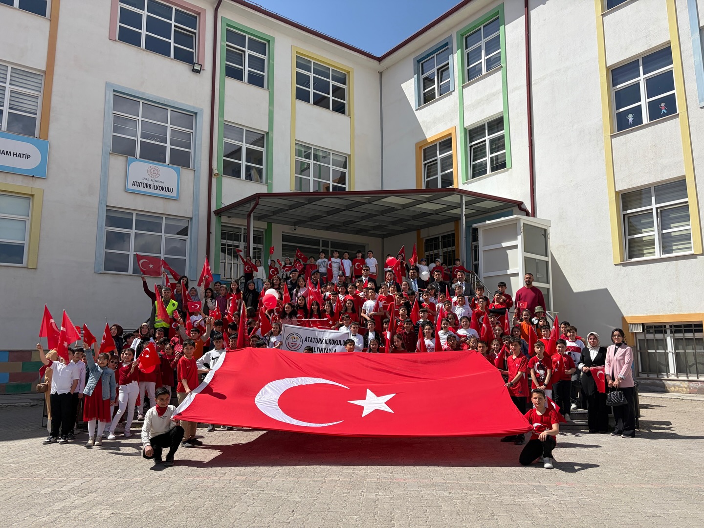 Kaymakam Büyükuçar, “Maarifinde, Kalbinde Çocuk” Yürüyüşünde Çocuklarla Buluştu