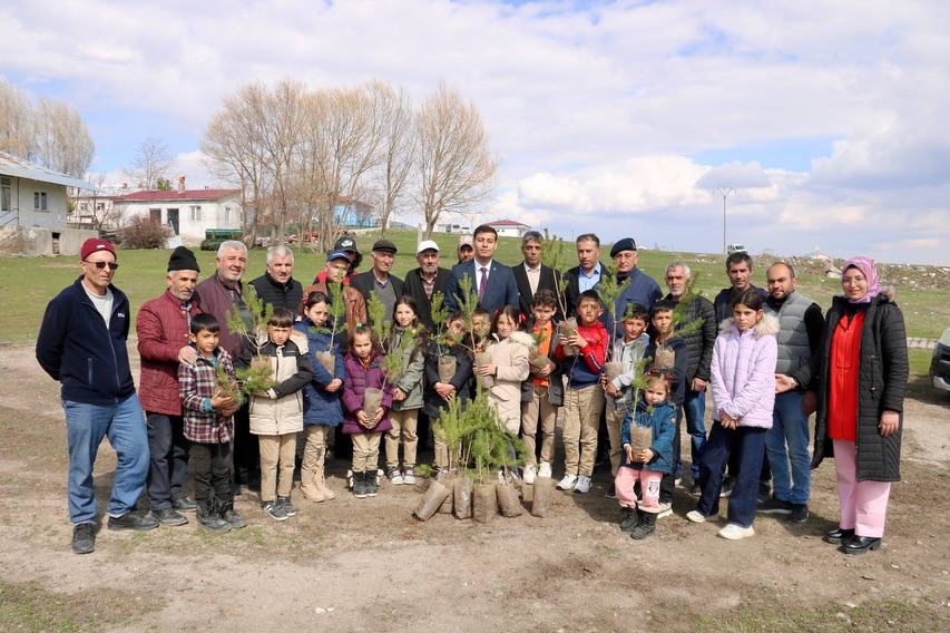 KIZILHÜYÜK’TE FİDANLAR TOPRAKLA BULUŞTU