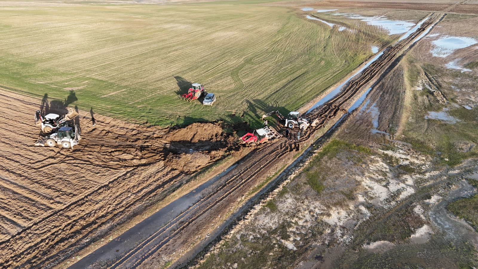 Çamura Saplanan Traktörü Kurtarma Operasyonu