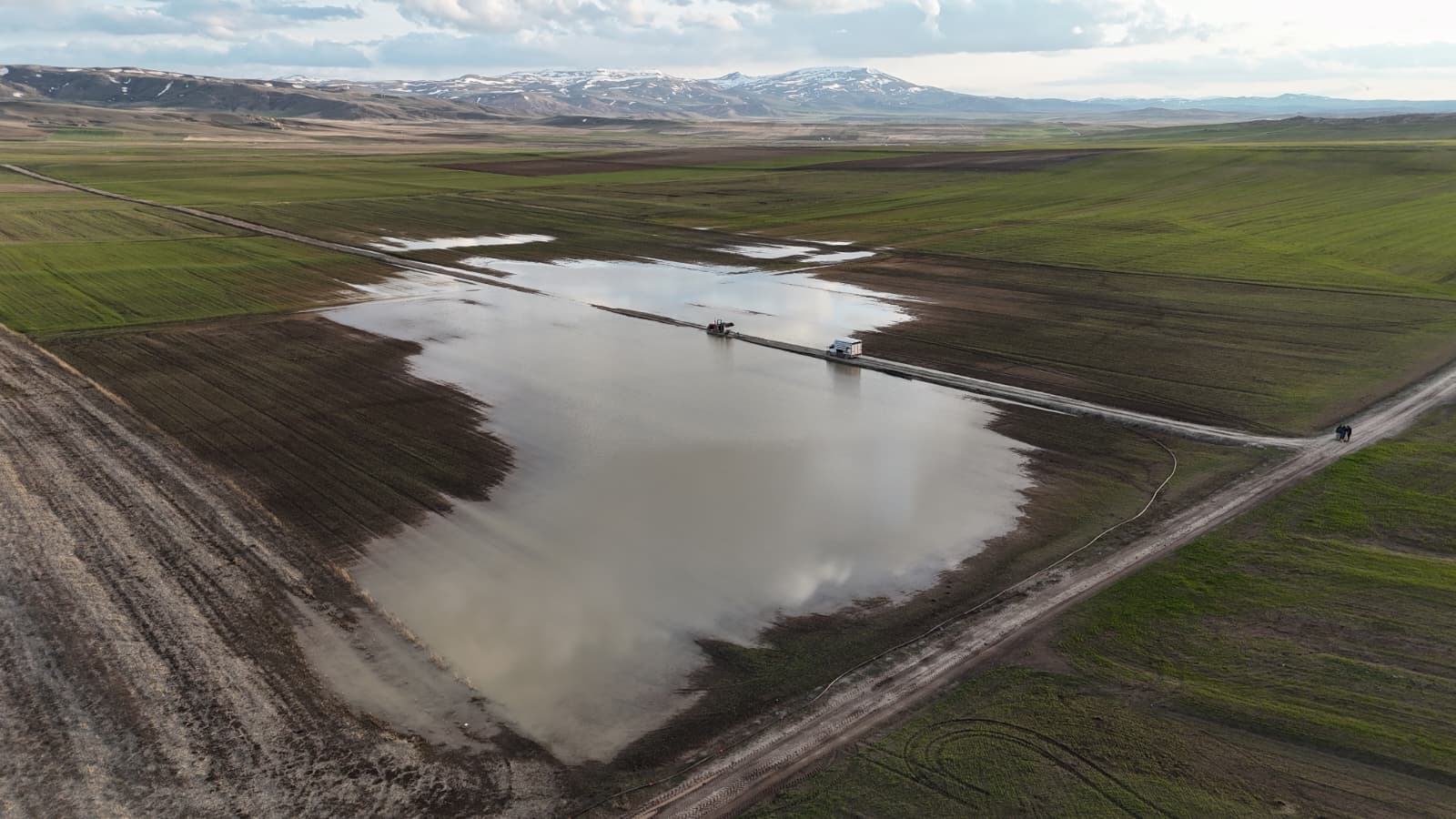 Eriyen Kar Suları Ekili Araziyi Göle Çevirdi