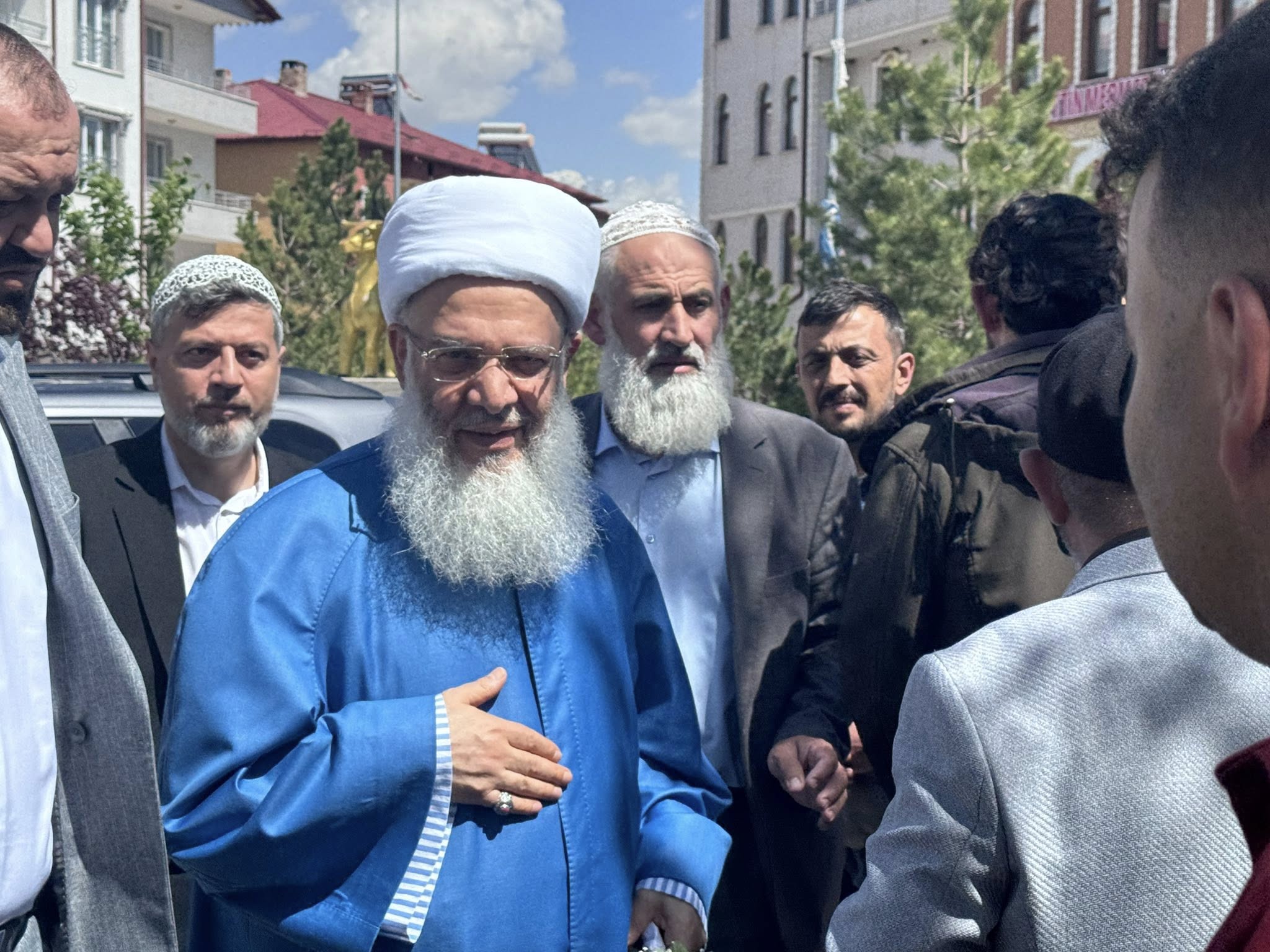 Menzil Şeyhi Seyyid Muhammed Fettah Altınyayla’da Vatandaşlarla Buluştu