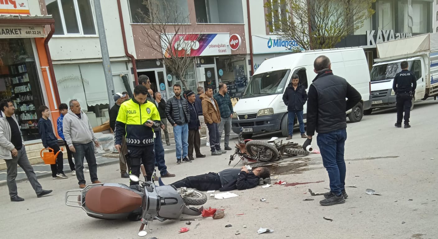İki Motorsiklet Kafa Kafaya Çarpıştı